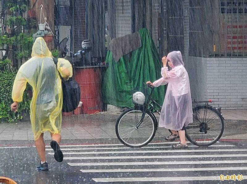 氣象粉專「天氣風險 WeatherRisk」表示,熱帶擾動可能成颱,週日至下週一影響最大。(資料照) 氣象粉專「天氣風險 WeatherRisk」表示,熱帶擾動可能成颱,週日至下週一影響最大。(資料照)
