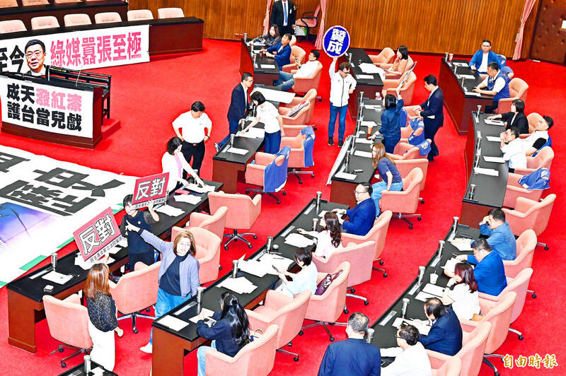 Lawmakers hold placards at the legislature in Taipei yesterday.
Photo: Tu Chien-jung, Taipei Times Lawmakers hold placards at the legislature in Taipei yesterday.
Photo: Tu Chien-jung, Taipei Times