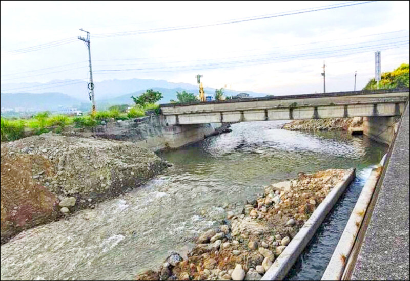 苑裡鎮房裡溪南溪橋,因通洪斷面不足,逢強降雨易溢流成災,苗縣府展開改建。(資料照) 苑裡鎮房裡溪南溪橋,因通洪斷面不足,逢強降雨易溢流成災,苗縣府展開改建。(資料照)