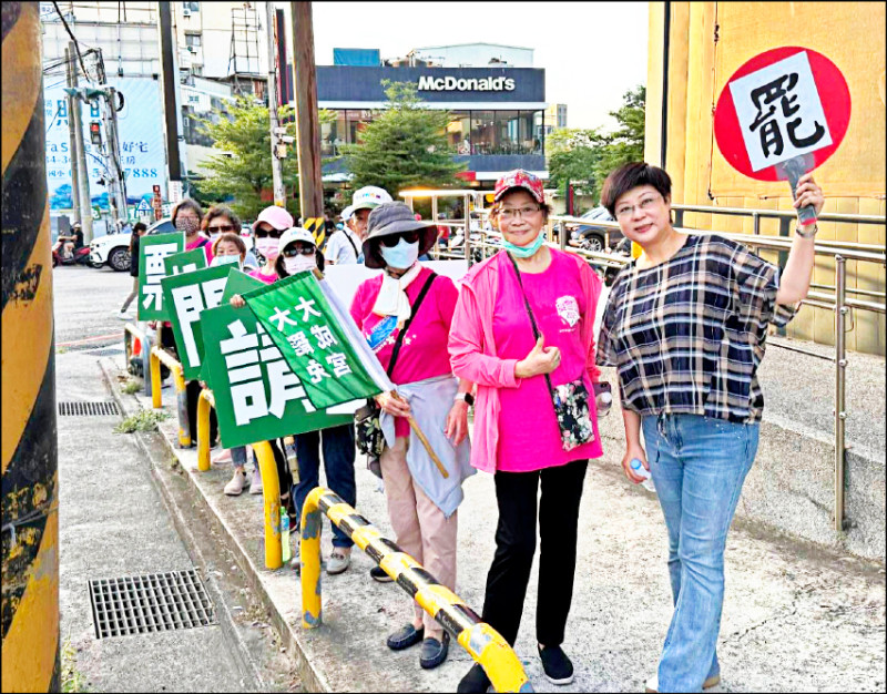 新竹市雙罷免總部近期用奧運會旗的國旗歌當背景音樂，盼引發民眾保家衛國的共鳴。（林志潔提供）