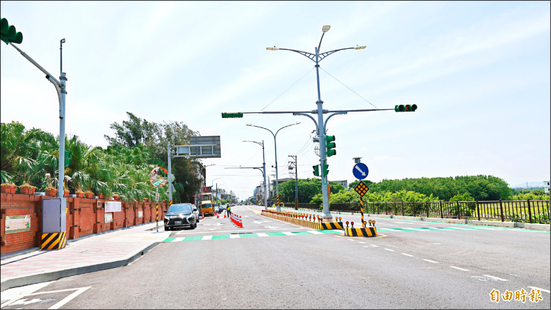 桃園市新屋區永安國小、國中周邊中山西路二段與保安路,車流頻繁且快,不時發生車禍,危及通學安全,市府辦理兩校「通學廊道改善工程」。(記者黃政嘉攝) 桃園市新屋區永安國小、國中周邊中山西路二段與保安路,車流頻繁且快,不時發生車禍,危及通學安全,市府辦理兩校「通學廊道改善工程」。(記者黃政嘉攝)
