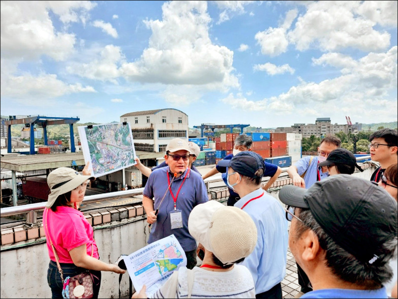 基隆市政府秘書長方定安，三日召集市府相關局處及基隆市都計委員會展開基捷場站會勘。（基隆市政府提供）