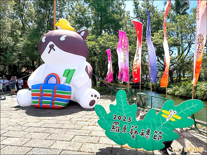 羅東藝穗節5公尺高的喵星人裝置藝術,已經搶先在中山公園迎賓。
(記者王峻祺攝) 羅東藝穗節5公尺高的喵星人裝置藝術,已經搶先在中山公園迎賓。
(記者王峻祺攝)