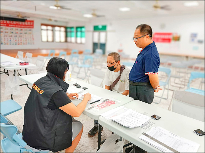 外傳地方政府可能忘記送投票通知單,花蓮縣選委會澄清,將在罷免投票日前一週發送。圖為吉安鄉戶政所協助北昌村新分村的吉昌村民,在身分證上貼標籤註記。(花蓮縣府民政處提供) 外傳地方政府可能忘記送投票通知單,花蓮縣選委會澄清,將在罷免投票日前一週發送。圖為吉安鄉戶政所協助北昌村新分村的吉昌村民,在身分證上貼標籤註記。(花蓮縣府民政處提供)