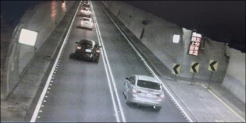 有駕駛在雪隧低於速限(右車),只有48公里,還占用內車道,遭科技執法系統紀錄下開罰。(警方提供) 有駕駛在雪隧低於速限(右車),只有48公里,還占用內車道,遭科技執法系統紀錄下開罰。(警方提供)