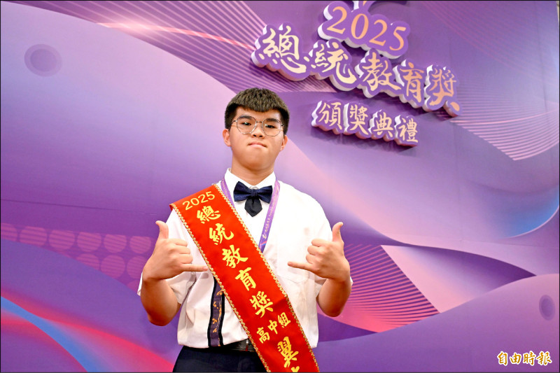 翼友福是高雄市六龜高中第一個考上台大的學生。(記者陳逸寬攝) 翼友福是高雄市六龜高中第一個考上台大的學生。(記者陳逸寬攝)