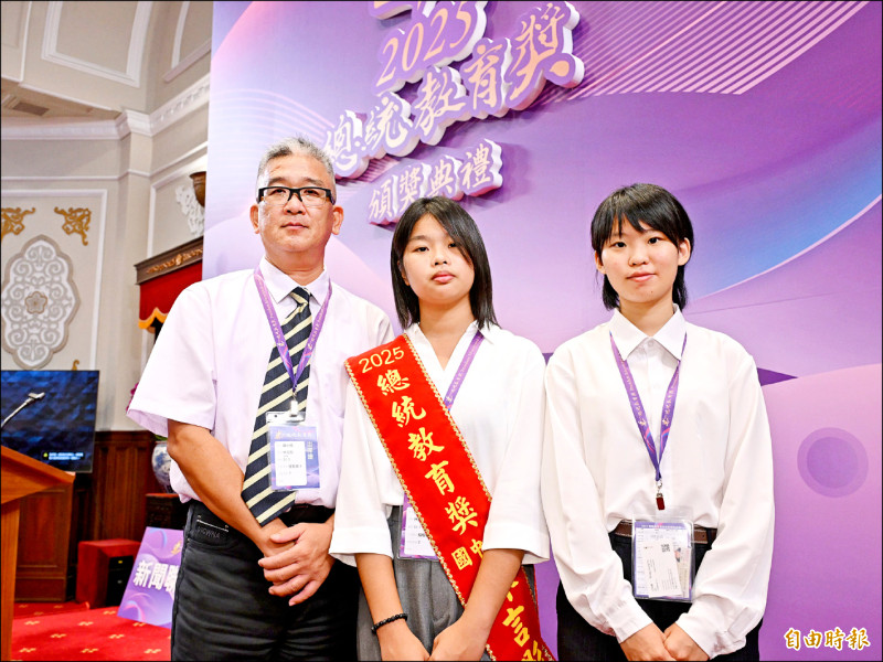 雲林縣正心高中國中部學生林言彤(中)和姊姊林千祐(右)先後拿到總統教育獎殊榮,父親林峻巃(左)說很感謝也心酸。(記者陳逸寬攝) 雲林縣正心高中國中部學生林言彤(中)和姊姊林千祐(右)先後拿到總統教育獎殊榮,父親林峻巃(左)說很感謝也心酸。(記者陳逸寬攝)