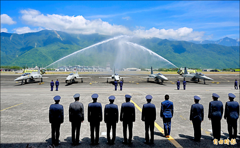 空軍RF-5E「虎眼」偵察機在副部長柏鴻輝的主持見證下，卸下戰備除役。（記者羅沛德攝）