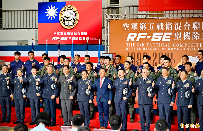 空軍RF-5E偵照機及F-5F戰機功成身退，空軍昨於花蓮基地舉辦除役典禮，國防部軍政副部長柏鴻輝（前排右五）出席。（記者羅沛德攝）