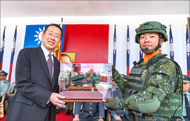 陸軍58砲指部飛彈連長將海馬士飛彈車模型呈獻給國防部長顧立雄。(國防部提供) 陸軍58砲指部飛彈連長將海馬士飛彈車模型呈獻給國防部長顧立雄。(國防部提供)