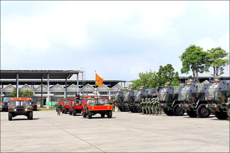 國防部長顧立雄校閱陸軍58砲指部海馬士多管火箭飛彈連部隊。(國防部提供) 國防部長顧立雄校閱陸軍58砲指部海馬士多管火箭飛彈連部隊。(國防部提供)