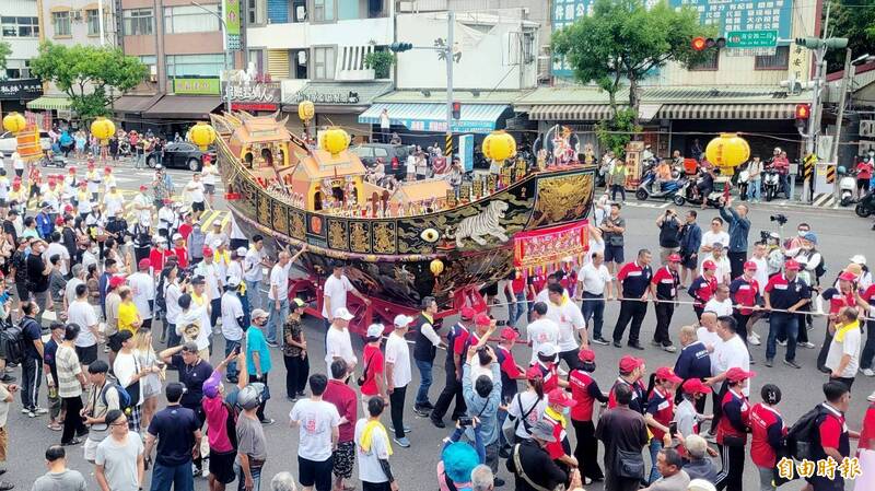 府城普濟殿「王船出廠」巡境內，沿途民眾爭相搶拍。（記者王姝琇攝）