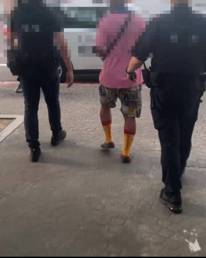 涉嫌持刀威嚇的張姓男子被警方逮捕。(記者劉慶侯翻攝) 涉嫌持刀威嚇的張姓男子被警方逮捕。(記者劉慶侯翻攝)