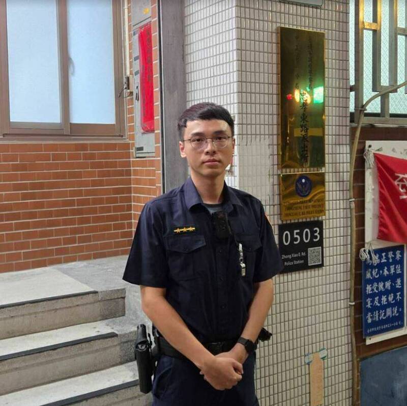 北市警中正一分局警员郑翔谦。(记者刘庆侯翻摄) 北市警中正一分局警员郑翔谦。(记者刘庆侯翻摄)