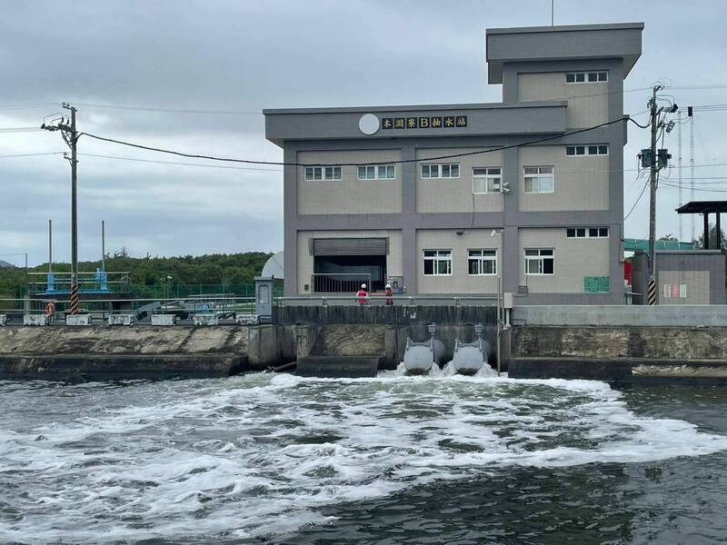 台南市防範輕颱丹娜絲,抽水站抽水功能測試正常。(台南市政府提供) 台南市防範輕颱丹娜絲,抽水站抽水功能測試正常。(台南市政府提供)