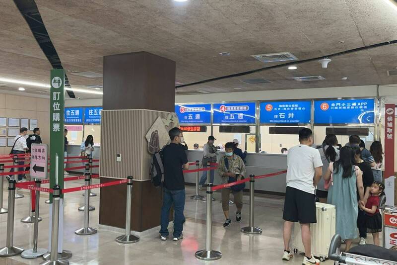 金門水頭碼頭一早仍有不少旅客前往購票。(讀者提供) 金門水頭碼頭一早仍有不少旅客前往購票。(讀者提供)