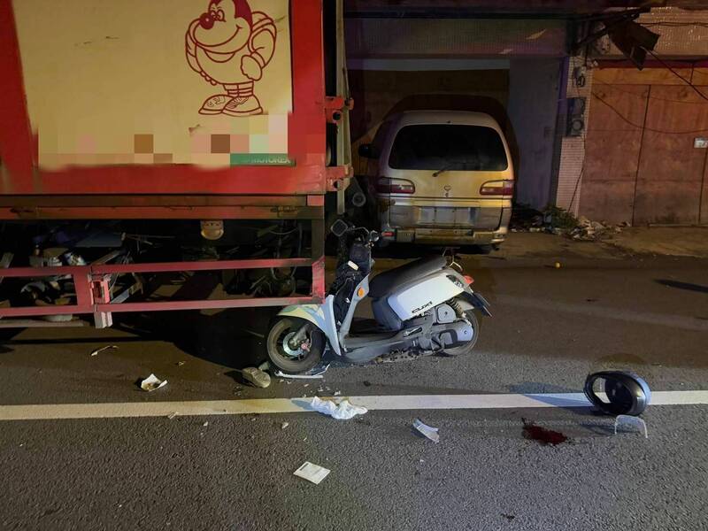 陳姓女子騎機車不慎撞上停放路旁的大貨車,送醫後不治。(警方提供) 陳姓女子騎機車不慎撞上停放路旁的大貨車,送醫後不治。(警方提供)