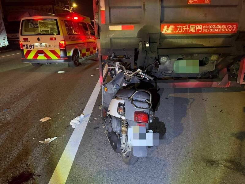 陳姓女子騎機車不慎撞上停放路旁的大貨車,送醫後不治。(警方提供) 陳姓女子騎機車不慎撞上停放路旁的大貨車,送醫後不治。(警方提供)