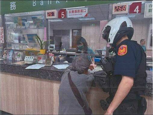 黃姓婦人接獲「兒子」要錢買砂石車,所幸被竹東警方和郵局行員聯手護住了老本。(竹東警分局提供) 黃姓婦人接獲「兒子」要錢買砂石車,所幸被竹東警方和郵局行員聯手護住了老本。(竹東警分局提供)