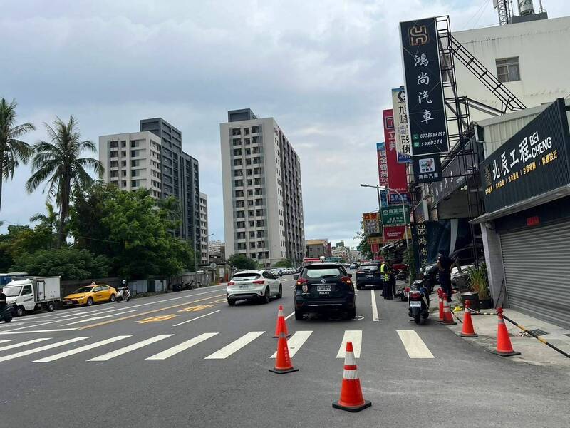 高雄鳳山區鳳松路、鳳誠路口,警車迴轉擦撞機車事故。(讀者提供) 高雄鳳山區鳳松路、鳳誠路口,警車迴轉擦撞機車事故。(讀者提供)