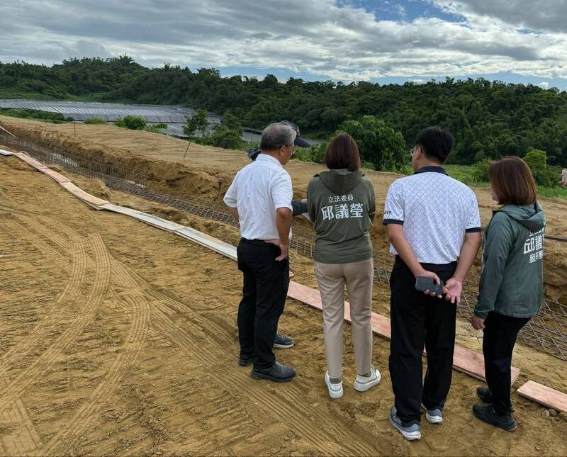 邱議瑩(左二)五日一早來到大樹區和山光電場,勘察現場水土保持情況。(圖擷自邱議瑩臉書) 邱議瑩(左二)五日一早來到大樹區和山光電場,勘察現場水土保持情況。(圖擷自邱議瑩臉書)