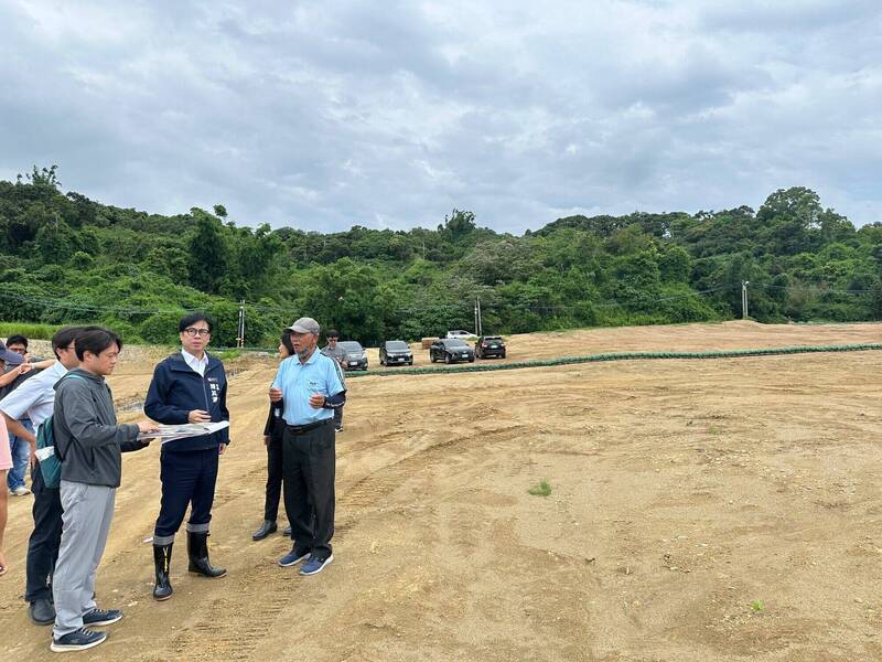 陳其邁(左二)到大樹區和山光電場視察。(高市府提供) 陳其邁(左二)到大樹區和山光電場視察。(高市府提供)