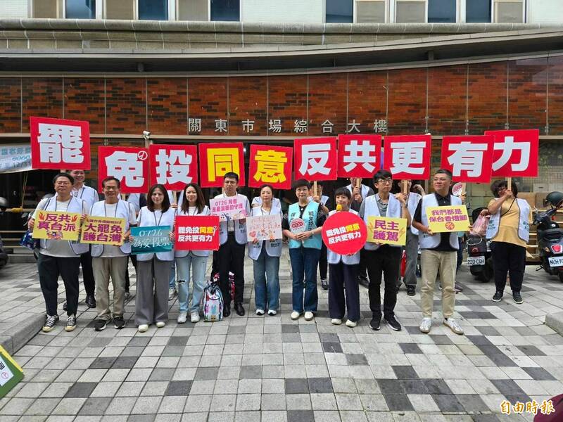 新竹雙罷巷戰直搗竹科園區與客庄市場,雙罷發言人林志潔籲市民7月26日出門投票,票投同意,民主永續。(記者洪美秀攝) 新竹雙罷巷戰直搗竹科園區與客庄市場,雙罷發言人林志潔籲市民7月26日出門投票,票投同意,民主永續。(記者洪美秀攝)
