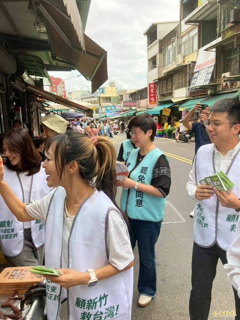 新竹雙罷巷戰直搗竹科園區與客庄市場,雙罷發言人林志潔籲市民7月26日出門投票,票投同意,民主永續。(記者洪美秀攝) 新竹雙罷巷戰直搗竹科園區與客庄市場,雙罷發言人林志潔籲市民7月26日出門投票,票投同意,民主永續。(記者洪美秀攝)