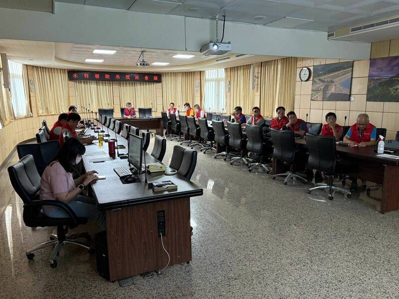 因應輕颱丹娜絲，經濟部水利署進行防汛視訊會議。（經濟部水利署北水分署提供）