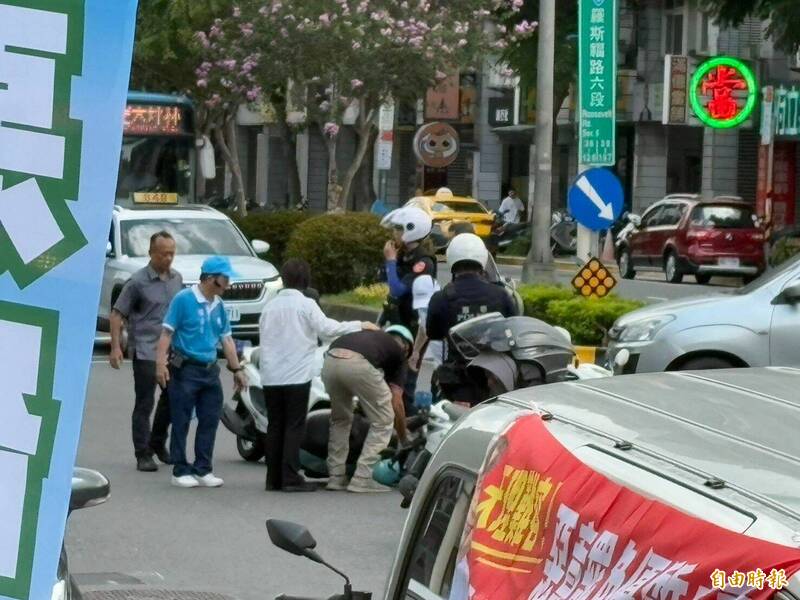 賴士葆(藍衣)、盧秀燕(白衣)車掃過程中碰上車禍,暫停下車關心。(記者甘孟霖攝) 賴士葆(藍衣)、盧秀燕(白衣)車掃過程中碰上車禍,暫停下車關心。(記者甘孟霖攝)