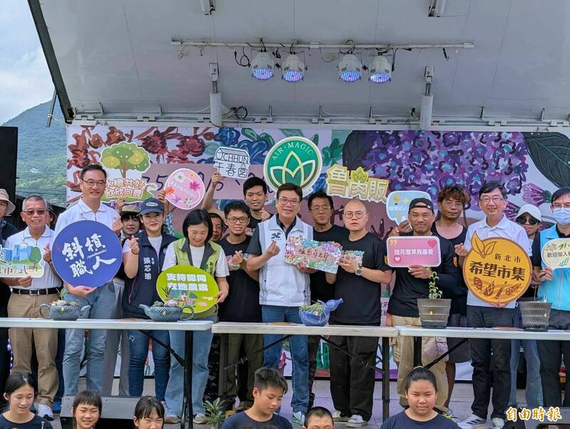 新北市希望市集今(5)日於淡水捷運站後方廣場舉辦「植愈蒔光節」,以「綠療育」為主題,集結共42個攤位,副市長劉和然出席(前右5)。(記者羅國嘉攝) 新北市希望市集今(5)日於淡水捷運站後方廣場舉辦「植愈蒔光節」,以「綠療育」為主題,集結共42個攤位,副市長劉和然出席(前右5)。(記者羅國嘉攝)