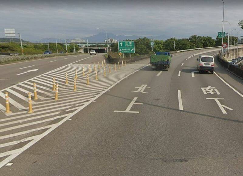 高速公路局中區養護工程分局，將於7日上午9點起至11日中午12點，進行國道一號頭份交流道頭份市中華路端的北上入口匝道伸縮縫施工。（翻攝GOOGLE街景）