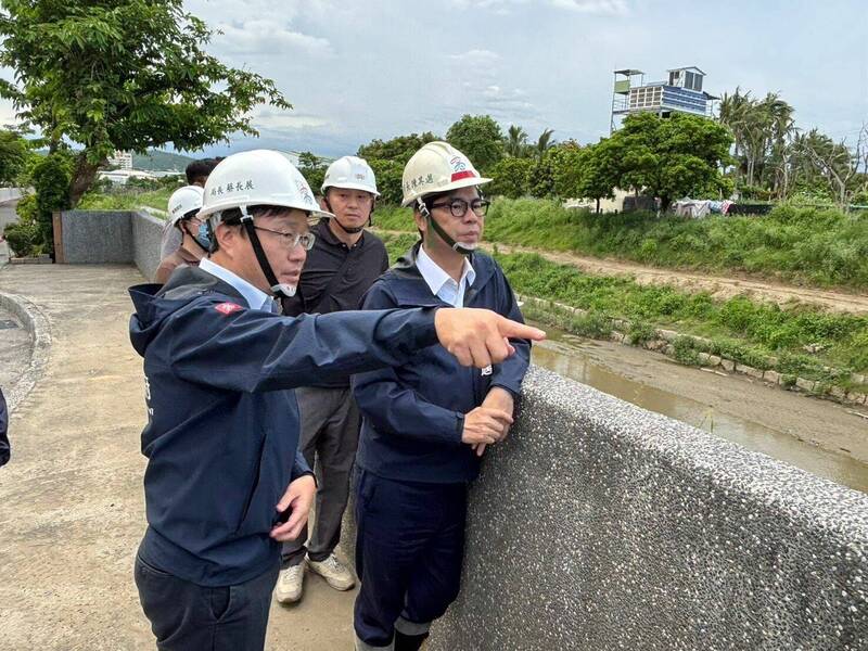 陳其邁（右）前往仁武區，視察獅龍溪中灡橋至八涳橋段的清淤工程。（高市府提供）