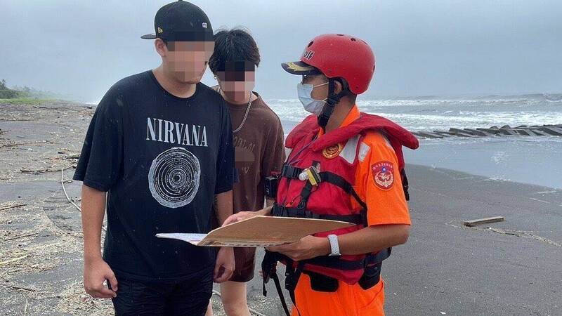 海巡署強調,針對颱風期間未經許可進入警戒區者,將依《災害防救法》舉發。(記者鄭景議翻攝) 海巡署強調,針對颱風期間未經許可進入警戒區者,將依《災害防救法》舉發。(記者鄭景議翻攝)