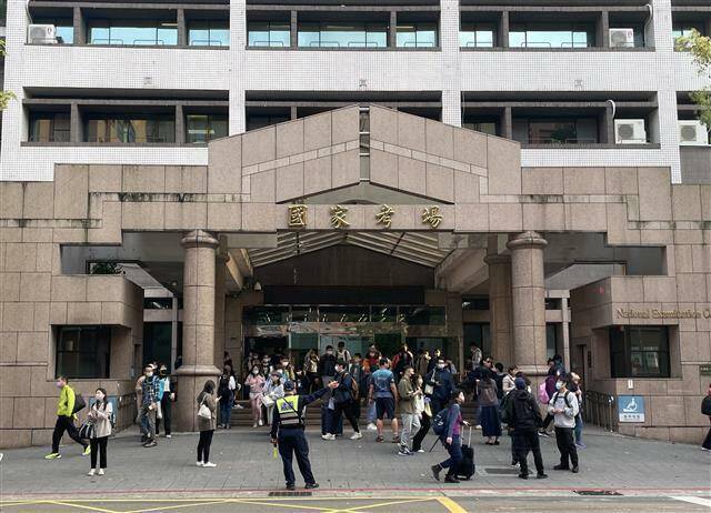 預計於明天至7月8日舉行的公務人員高考三級考試,因受丹娜絲颱風接近台灣影響,考選部表示,是否如期或延期舉行,將會密切注意颱風動態,並視考區所在之行政區域是否停班停課,妥慎因應處理。 (考試院提供) 預計於明天至7月8日舉行的公務人員高考三級考試,因受丹娜絲颱風接近台灣影響,考選部表示,是否如期或延期舉行,將會密切注意颱風動態,並視考區所在之行政區域是否停班停課,妥慎因應處理。 (考試院提供)