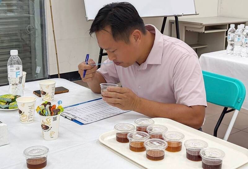 台南國產龍眼蜂蜜評鑑。(南市農業局提供) 台南國產龍眼蜂蜜評鑑。(南市農業局提供)