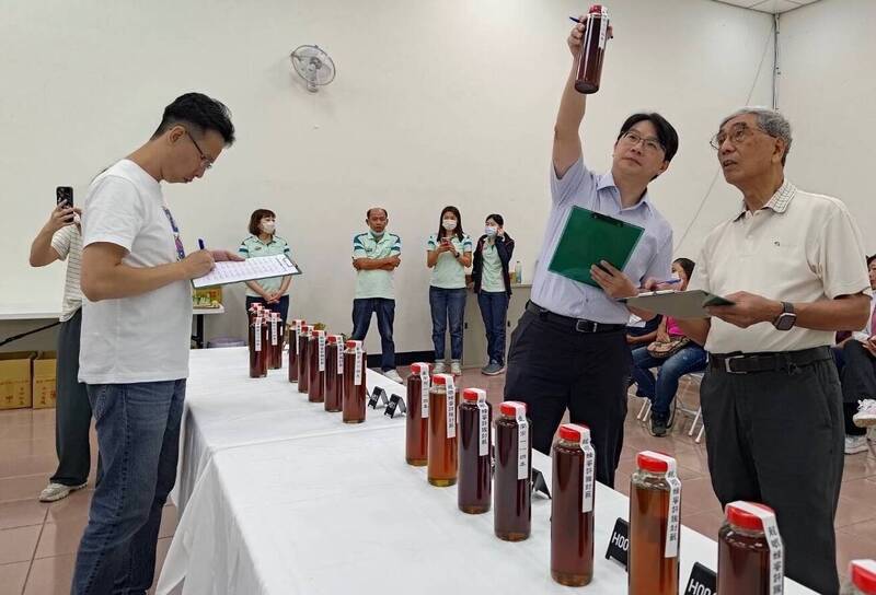 台南國產龍眼蜂蜜評鑑專業。(農業局提供) 台南國產龍眼蜂蜜評鑑專業。(農業局提供)