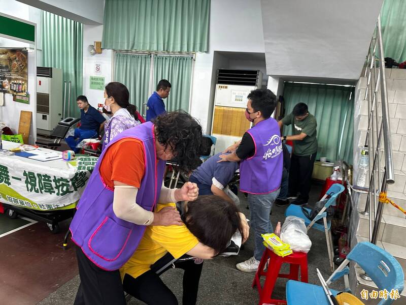 就博會現場也有免費的視障按摩體驗(記者劉婉君攝) 就博會現場也有免費的視障按摩體驗(記者劉婉君攝)