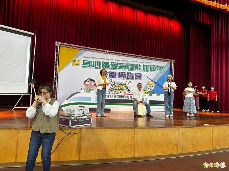 由視障團員組成的「問」樂團,為就博會開場。(記者劉婉君攝) 由視障團員組成的「問」樂團,為就博會開場。(記者劉婉君攝)