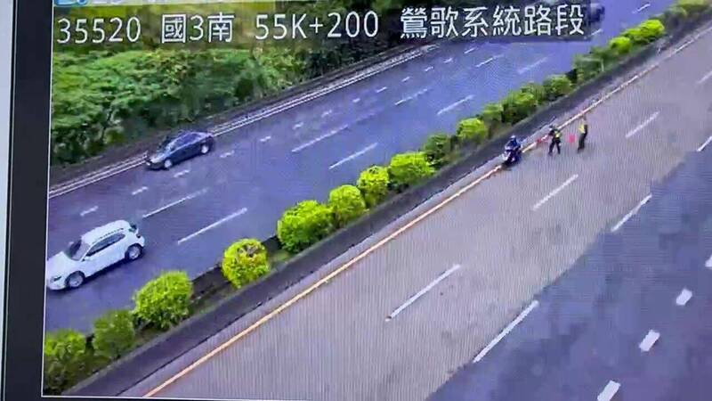 沈男騎上國道三號,仍無視警方舉旗指揮,硬闖前行。(記者黃政嘉翻攝) 沈男騎上國道三號,仍無視警方舉旗指揮,硬闖前行。(記者黃政嘉翻攝)