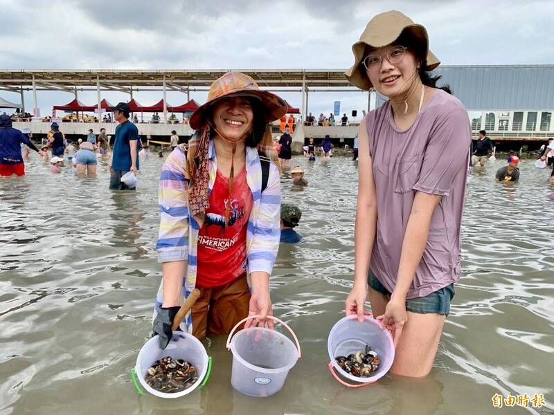 七股海鮮節的觀光赤嘴園開幕,遊客下水挖啊挖。(記者楊金城攝) 七股海鮮節的觀光赤嘴園開幕,遊客下水挖啊挖。(記者楊金城攝)