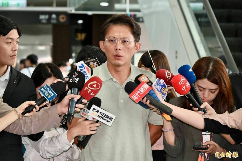 國民黨立委羅智強今舉辦新書發布會,民眾黨主席黃國昌與會並接受媒體訪問。(記者叢昌瑾攝) 國民黨立委羅智強今舉辦新書發布會,民眾黨主席黃國昌與會並接受媒體訪問。(記者叢昌瑾攝)