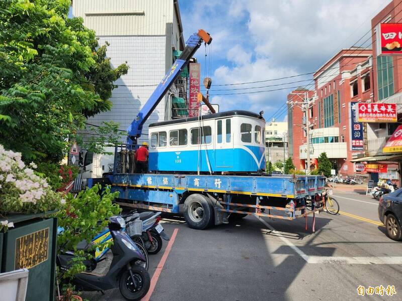 135巡道車即將展開東引之行,今天進行吊掛車載。(記者顏宏駿攝) 135巡道車即將展開東引之行,今天進行吊掛車載。(記者顏宏駿攝)