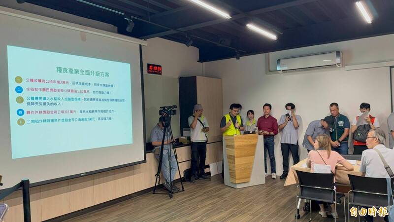 行政院長卓榮泰今到雲林縣斗南鎮農會精米工廠視察「公糧儲備情形」,並檢視產業糧食全面升級成效。(記者李文德攝) 行政院長卓榮泰今到雲林縣斗南鎮農會精米工廠視察「公糧儲備情形」,並檢視產業糧食全面升級成效。(記者李文德攝)