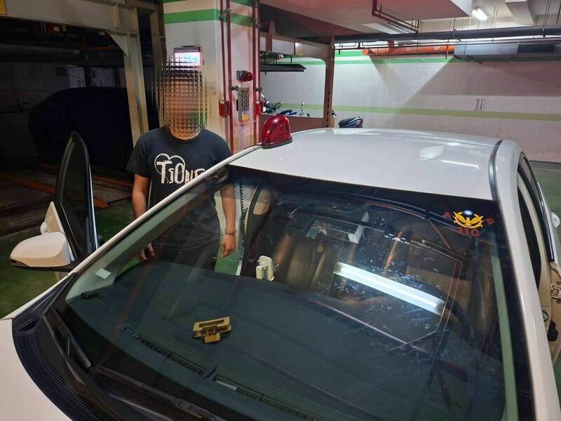 陳男在車上裝設警示燈、蜂鳴器。(記者徐聖倫翻攝) 陳男在車上裝設警示燈、蜂鳴器。(記者徐聖倫翻攝)