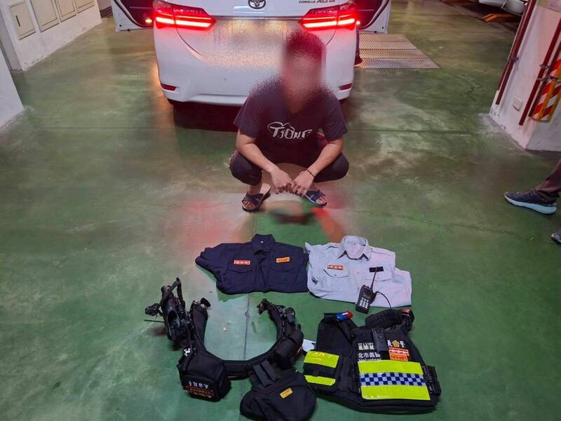 警方逮捕陳男,並扣回全套警制服與裝備。(記者徐聖倫翻攝) 警方逮捕陳男,並扣回全套警制服與裝備。(記者徐聖倫翻攝)