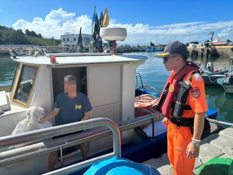 颱風前夕,海巡署派員向漁船宣傳。(澎湖第七岸巡隊提供) 颱風前夕,海巡署派員向漁船宣傳。(澎湖第七岸巡隊提供)