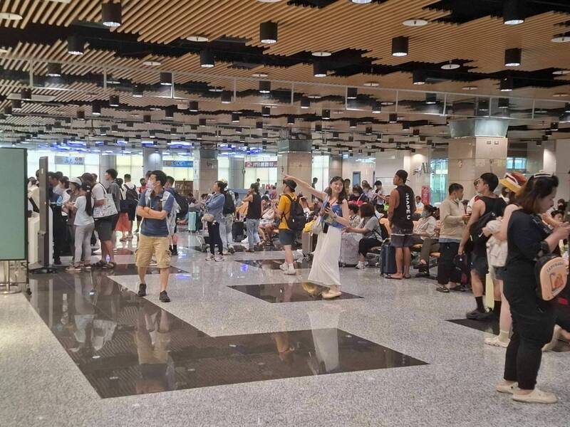 澎湖明天海空運輸將暫停,澎湖機場5日下午湧入人潮。(民眾提供) 澎湖明天海空運輸將暫停,澎湖機場5日下午湧入人潮。(民眾提供)