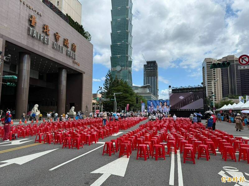 國民黨今下午於市府路舉辦反罷大宣講,現場人數零星。(記者甘孟霖攝) 國民黨今下午於市府路舉辦反罷大宣講,現場人數零星。(記者甘孟霖攝)