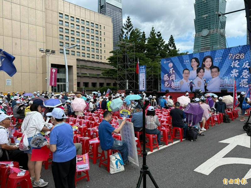 國民黨今下午於市府路舉辦反罷大宣講,現場人數零星。(記者甘孟霖攝) 國民黨今下午於市府路舉辦反罷大宣講,現場人數零星。(記者甘孟霖攝)